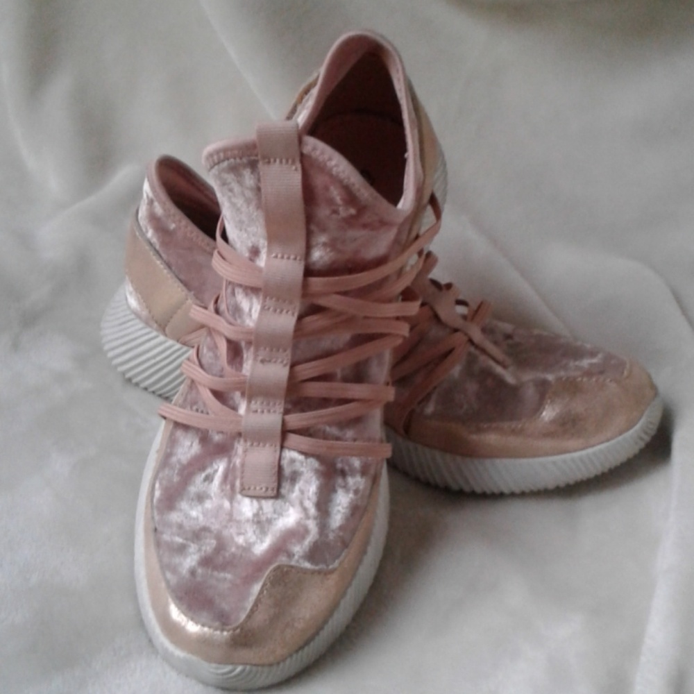 Tennis shoes